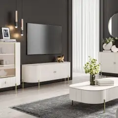 Elegancki salon w stylu neoklasycyzm z białymi meblami, złotymi detalami i nowoczesnym telewizorem.
