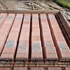 Strop ackermana w budowie, z pustaków ceramicznych ułożonych na żebrach zbrojeniowych, gotowy do zalania betonem.