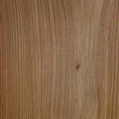 Naturalny fornir dębowy o ciepłym odcieniu i wyraźnym, pionowym usłojeniu. Idealny do eleganckich wnętrz.