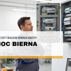 Elektryk zastanawia się nad problemem **mocy biernej**, która generuje niepotrzebne koszty. W tle widać rozdzielnice elektryczne.