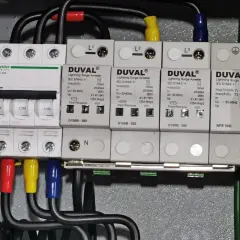 Zabezpieczenie przedlicznikowe z wyłącznikami i ochronnikami przepięciowymi DUVAL, chroniące instalację przed skutkami wyładowań atmosferycznych.