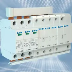 Modułowa przepięciówka Eaton chroniąca instalację elektryczną przed skutkami przepięć.