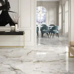 Elegancka jadalnia z marmurową podłogą o wysokiej klasie ścieralności płytek. Wnętrze zdobią błękitne krzesła i nowoczesny stolik.