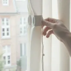 Montaż haczyków do zasłon: Poradnik krok po kroku dla idealnych fałd