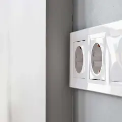 Nowoczesny biały panel z gniazdkami. Sprawdź, jaka jest montaż gniazdka cena i odśwież swoje wnętrze.