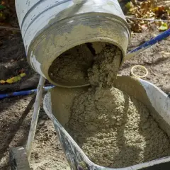 Beton B20 wylewany z betoniarki do taczki. Prawidłowe proporcje składników zapewniają wytrzymałość.