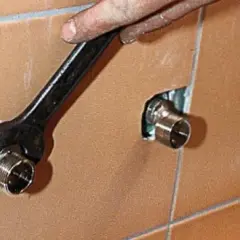 Jak zamontować kran w ścianie? Praktyczny poradnik krok po kroku