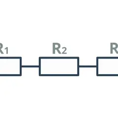 Schemat obwodu elektrycznego z trzema rezystorami R1, R2, R3 połączonymi w połączenie szeregowe.