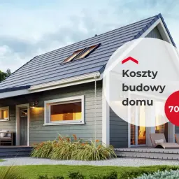 Nowoczesny dom 70m2 z poddaszem, z tarasem i werandą, otoczony zielenią.