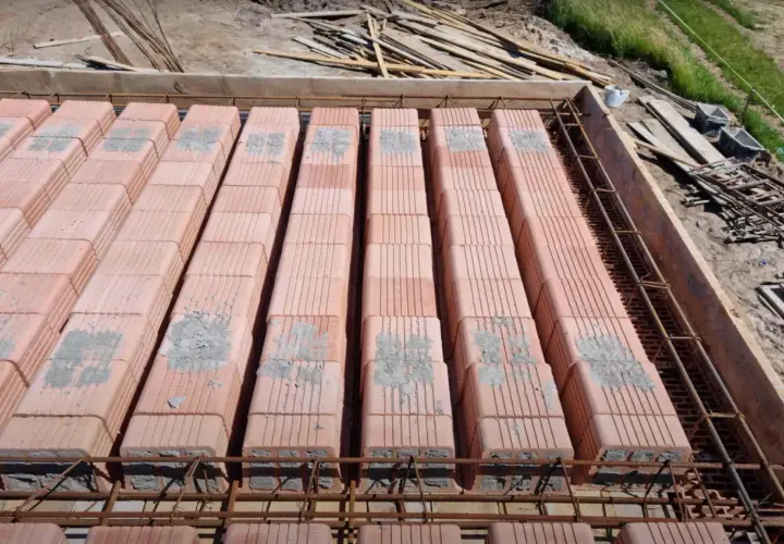 Strop ackermana w budowie, z pustaków ceramicznych ułożonych na żebrach zbrojeniowych, gotowy do zalania betonem.