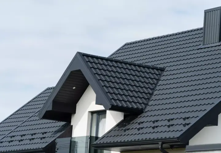 Nowoczesny dach z ciemnoszarej dachówki ceramicznej. Sprawdź, jaka jest dachówka ceramiczna cena za m2 dla Twojego domu.