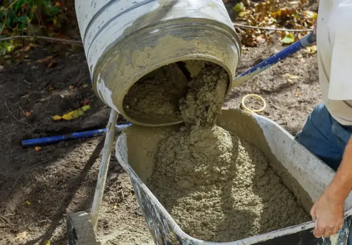 Beton B20 wylewany z betoniarki do taczki. Prawidłowe proporcje składników zapewniają wytrzymałość.