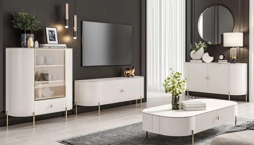 Elegancki salon w stylu neoklasycyzm z białymi meblami, złotymi detalami i nowoczesnym telewizorem.