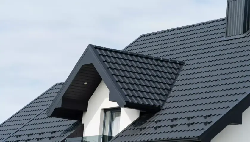 Nowoczesny dach z ciemnoszarej dachówki ceramicznej. Sprawdź, jaka jest dachówka ceramiczna cena za m2 dla Twojego domu.