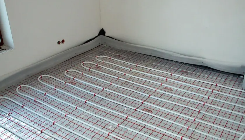 Instalacja podłogówki w nowym domu. Sprawdź, jaka jest podłogówka cena za m2 robocizny.