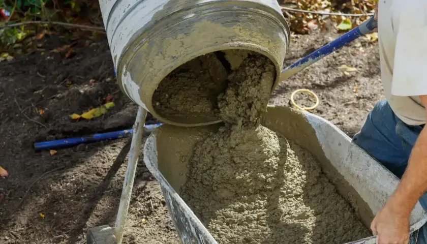 Beton B20 wylewany z betoniarki do taczki. Prawidłowe proporcje składników zapewniają wytrzymałość.