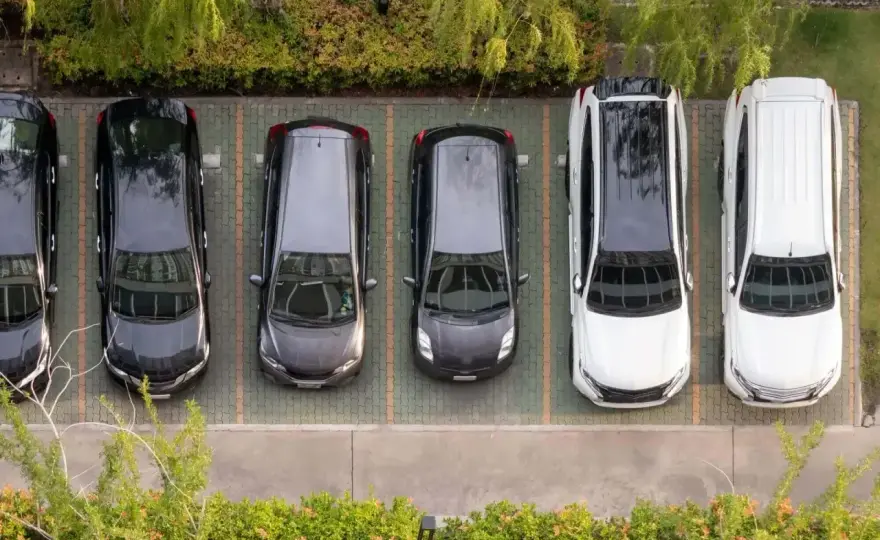 Parking na działce - odległości, przepisy, wyjątki. Uniknij błędów!