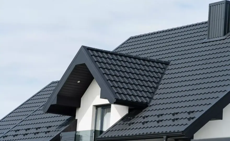 Dachówka ceramiczna cena za m2 - Ile kosztuje dach z montażem w 2026?