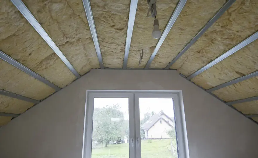Ocieplenie skosów poddasza: Poradnik krok po kroku i koszty