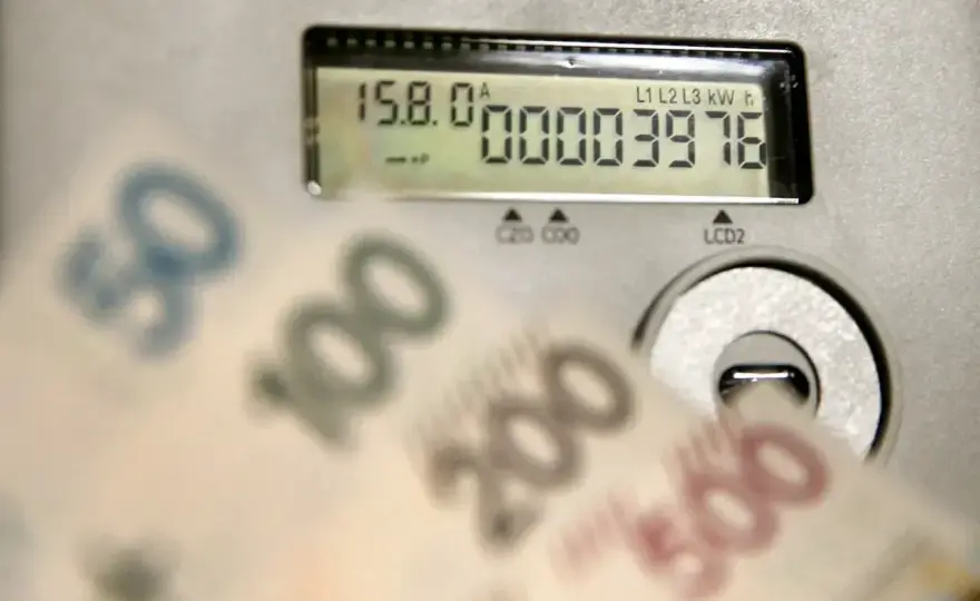 Koszt 1 kWh prądu - Ile naprawdę płacisz w 2026?