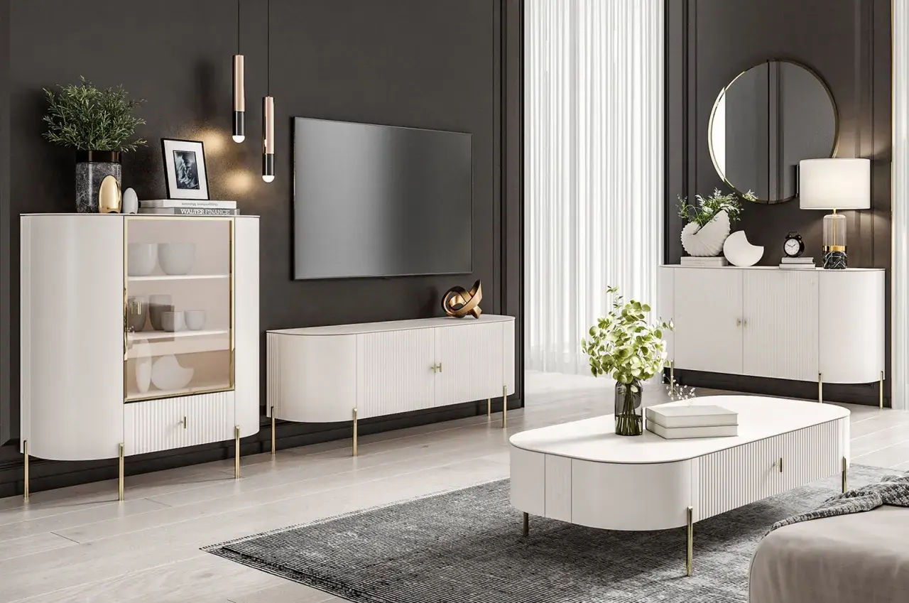 Elegancki salon w stylu neoklasycyzm z białymi meblami, złotymi detalami i nowoczesnym telewizorem.