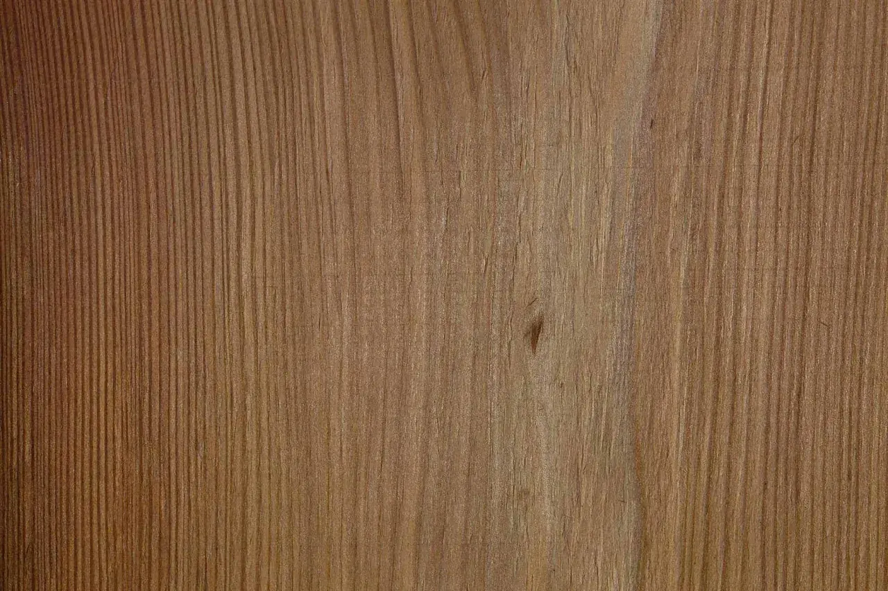 Naturalny fornir dębowy o ciepłym odcieniu i wyraźnym, pionowym usłojeniu. Idealny do eleganckich wnętrz.