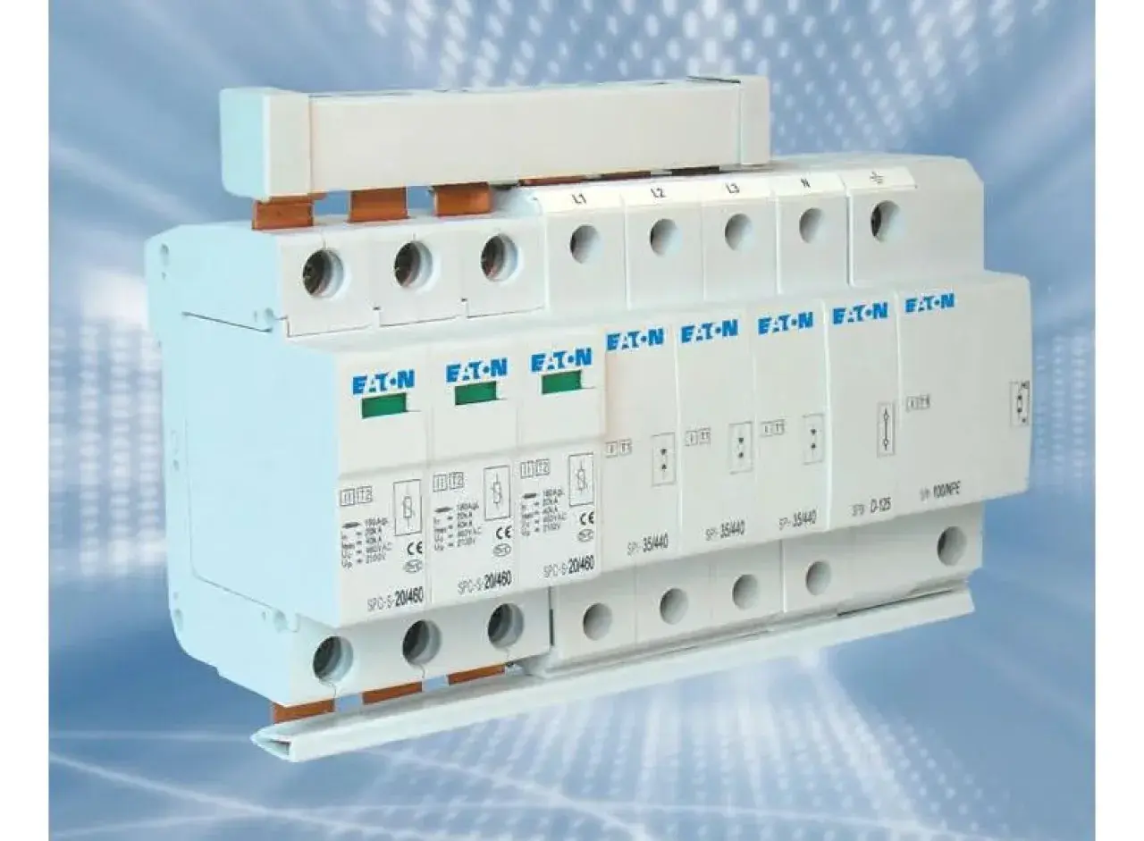 Modułowa przepięciówka Eaton chroniąca instalację elektryczną przed skutkami przepięć.