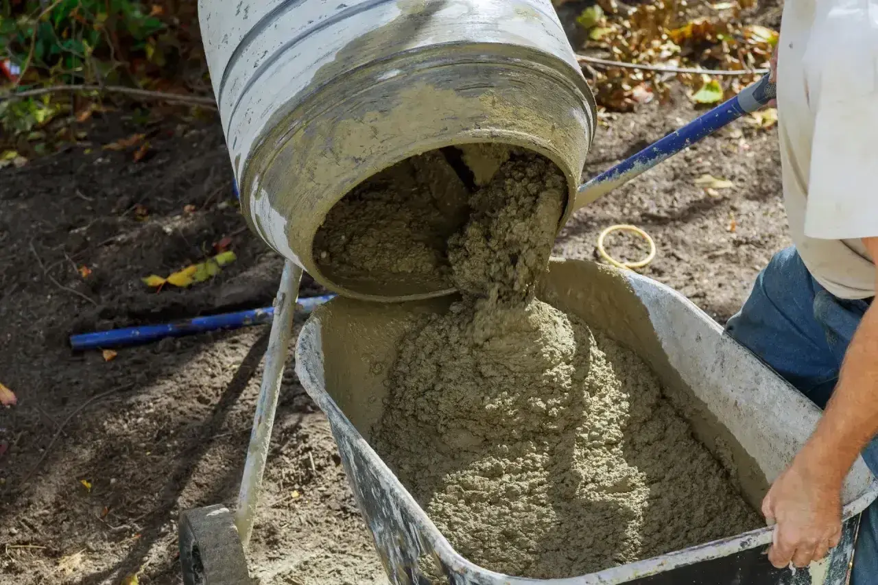 Beton B20 wylewany z betoniarki do taczki. Prawidłowe proporcje składników zapewniają wytrzymałość.