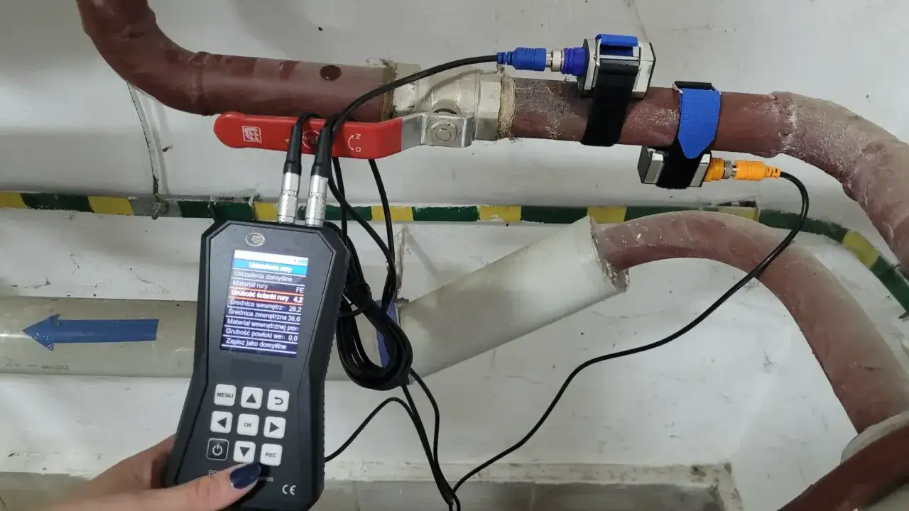 Urządzenie mierzy parametry rur, analizując ich skład i grubość. To kluczowe dla bezpieczeństwa instalacji, gdzie moc elektryczna jest ściśle kontrolowana.