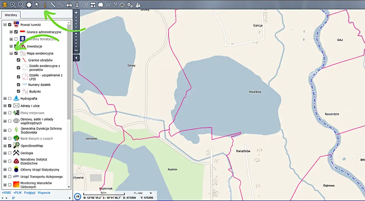Na ekranie komputera widoczna jest mapa ewidencyjna z zaznaczonymi granicami działek, rzekami i nazwami miejscowości.