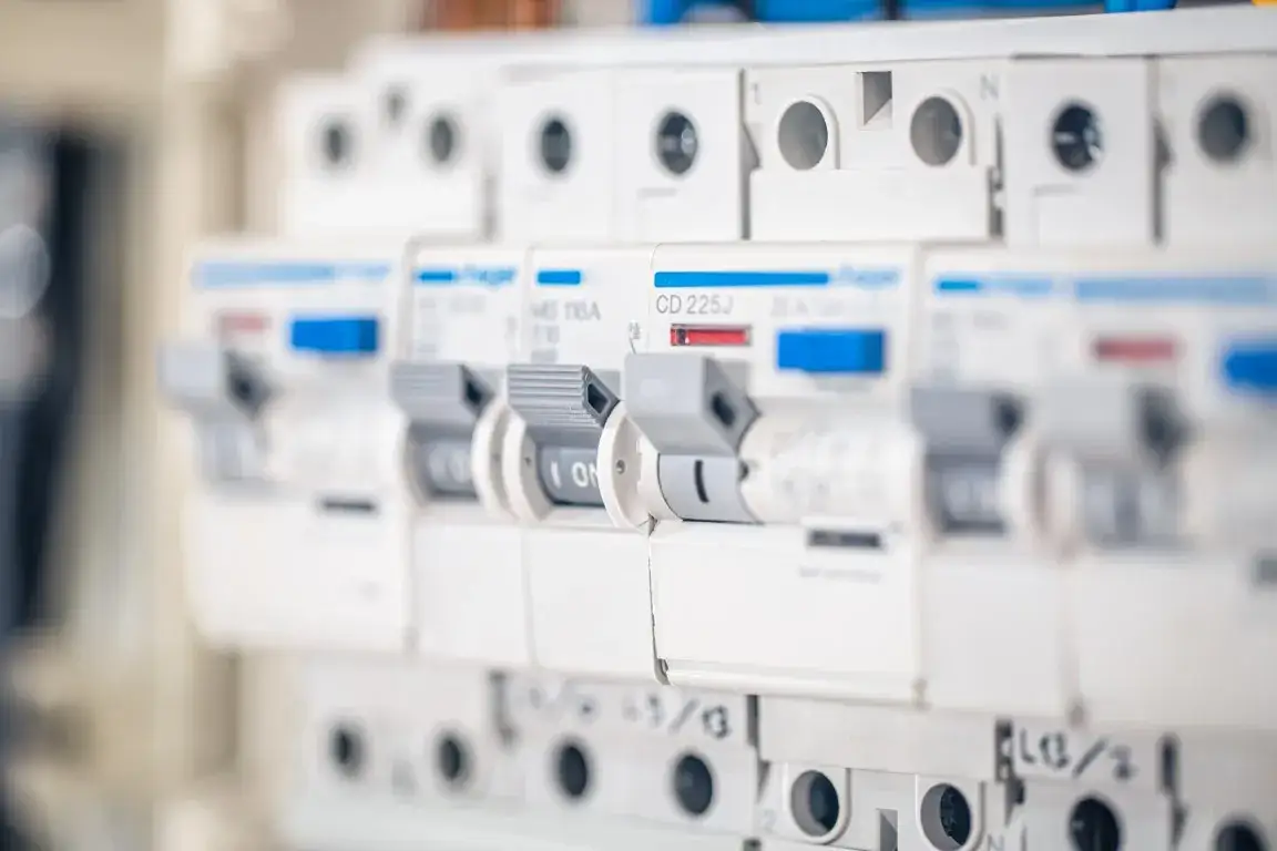 różne typy bezpieczników elektrycznych