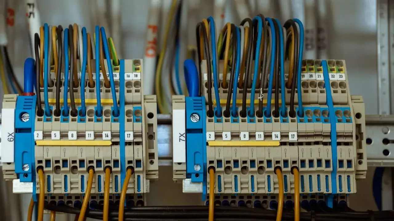 Zaciski elektryczne z kolorowymi przewodami, gotowe do podłączenia w ramach taryfy G11 Tauron.
