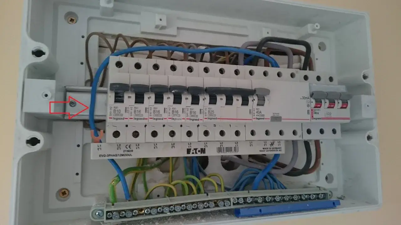W skrzynce elektrycznej widać zabezpieczenie przedlicznikowe, bezpieczniki i przewody.