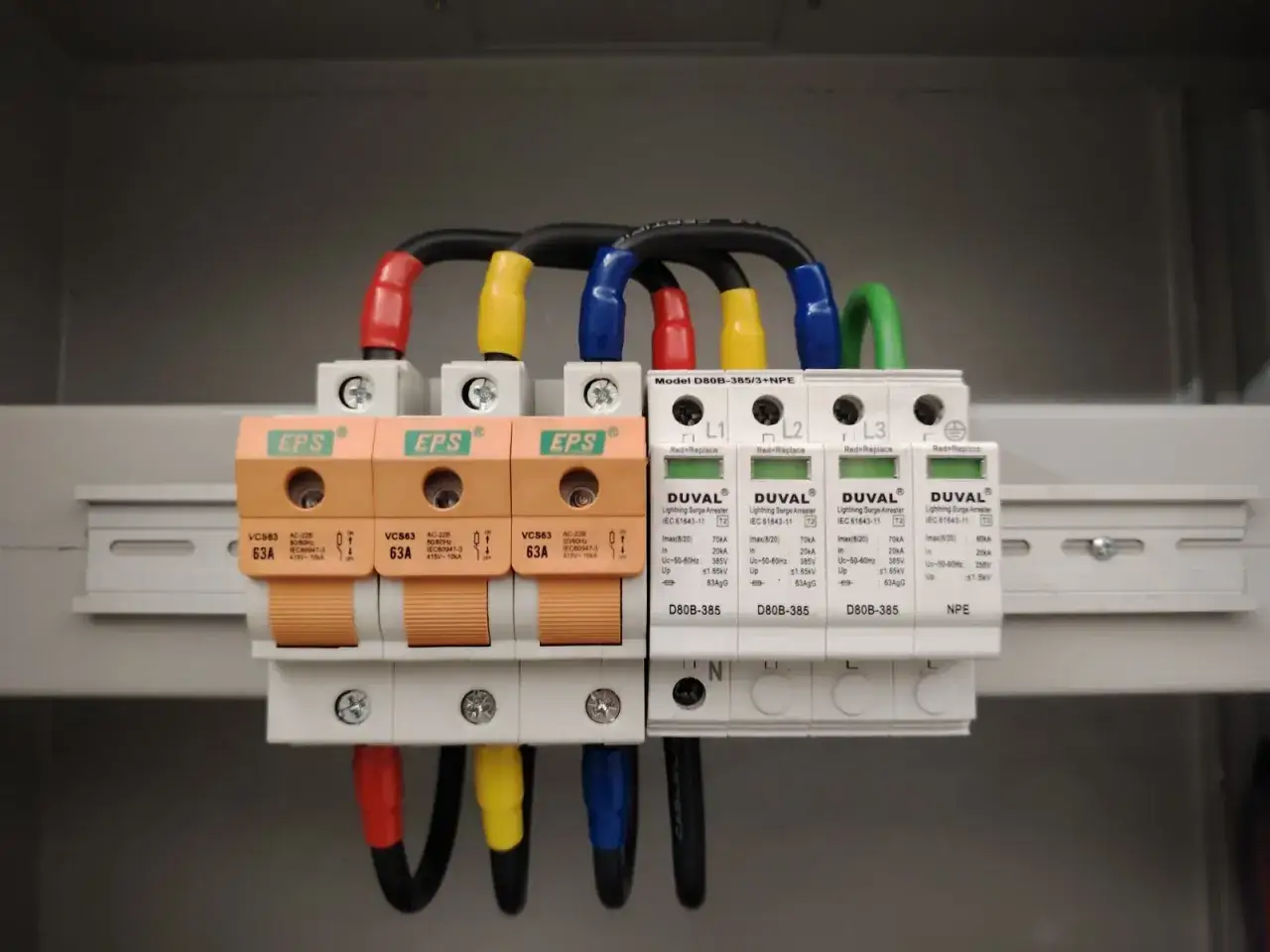 Zabezpieczenie przed przepięciami chroni instalację. Widoczne są bezpieczniki i listwa z ochronnikami.